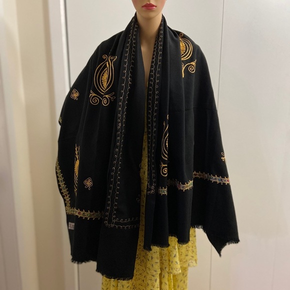 VINTAGE oversized embroidered scarf/wrap - Picture 8 of 9